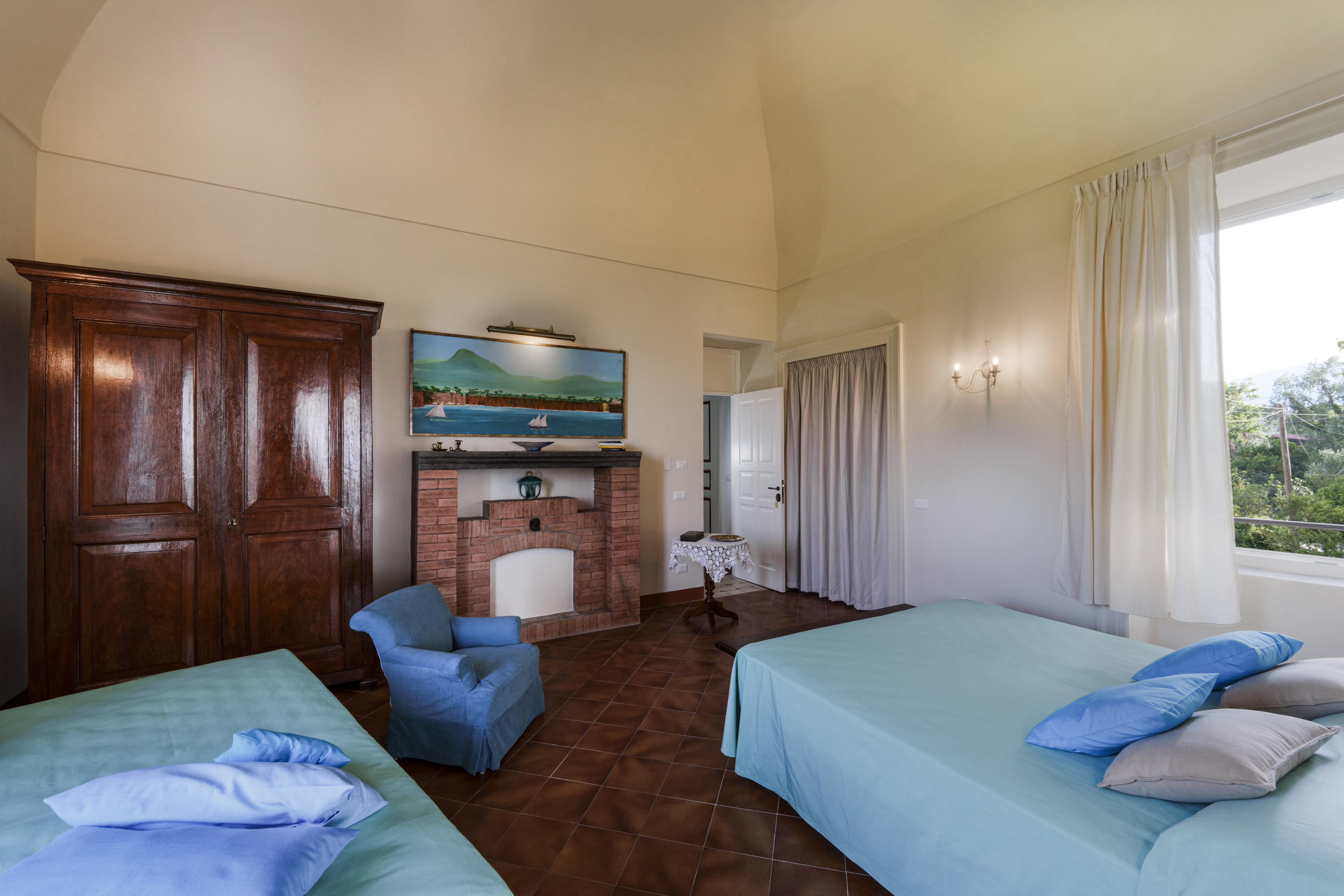 La Veranda  Alloggio situato al primo piano, panoramico di mq.56, ideale per 2 o 3 persone. Vi si accede tramite scala di 24 gradini.  Ampia camera da letto: letto matrimoniale (su richiesta divisibile in due letti singoli), letto singolo, armadio.  