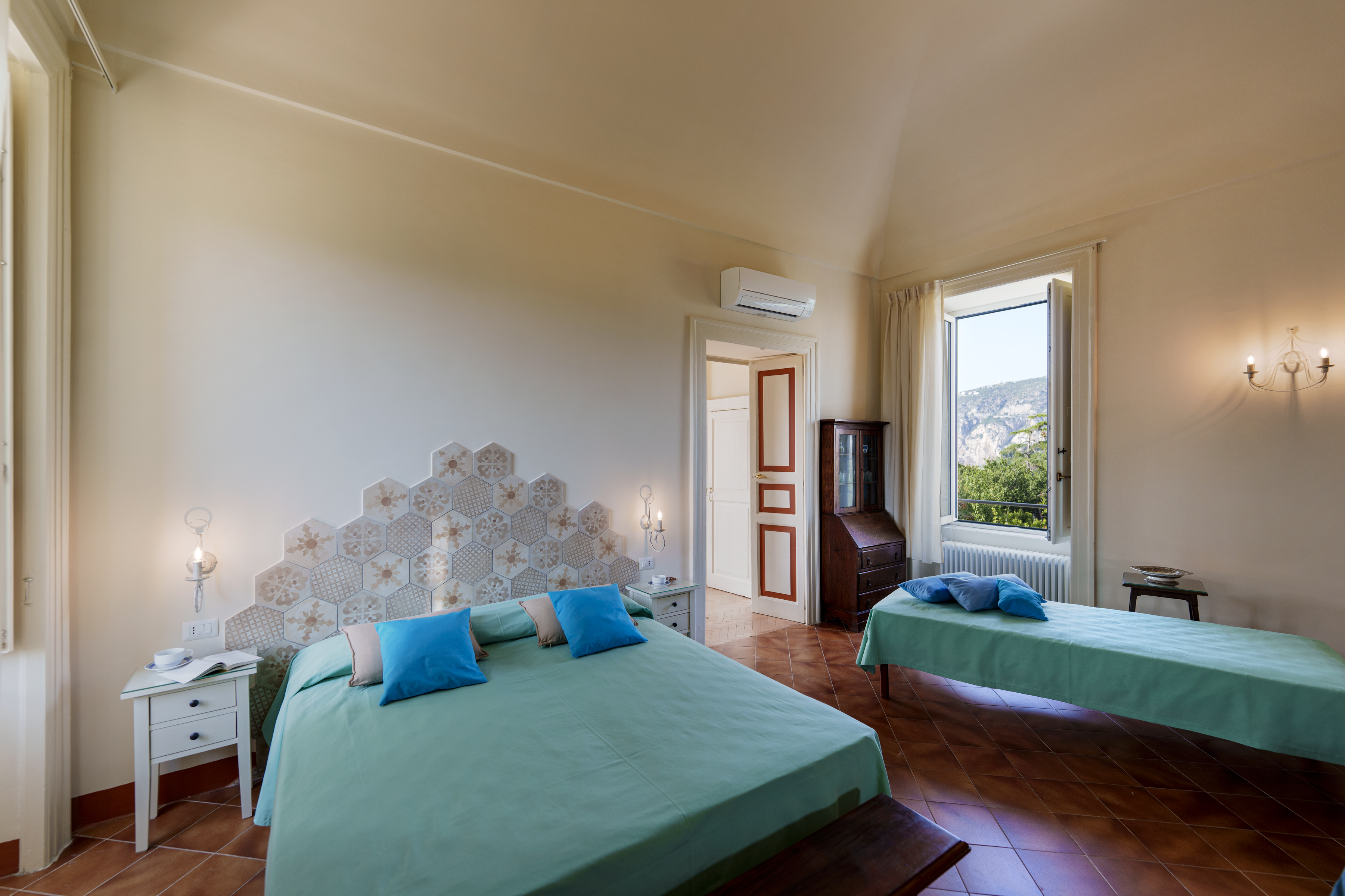 La Veranda  Alloggio situato al primo piano, panoramico di mq.56, ideale per 2 o 3 persone. Vi si accede tramite scala di 24 gradini.  Ampia camera da letto: letto matrimoniale (su richiesta divisibile in due letti singoli), letto singolo, armadio.  