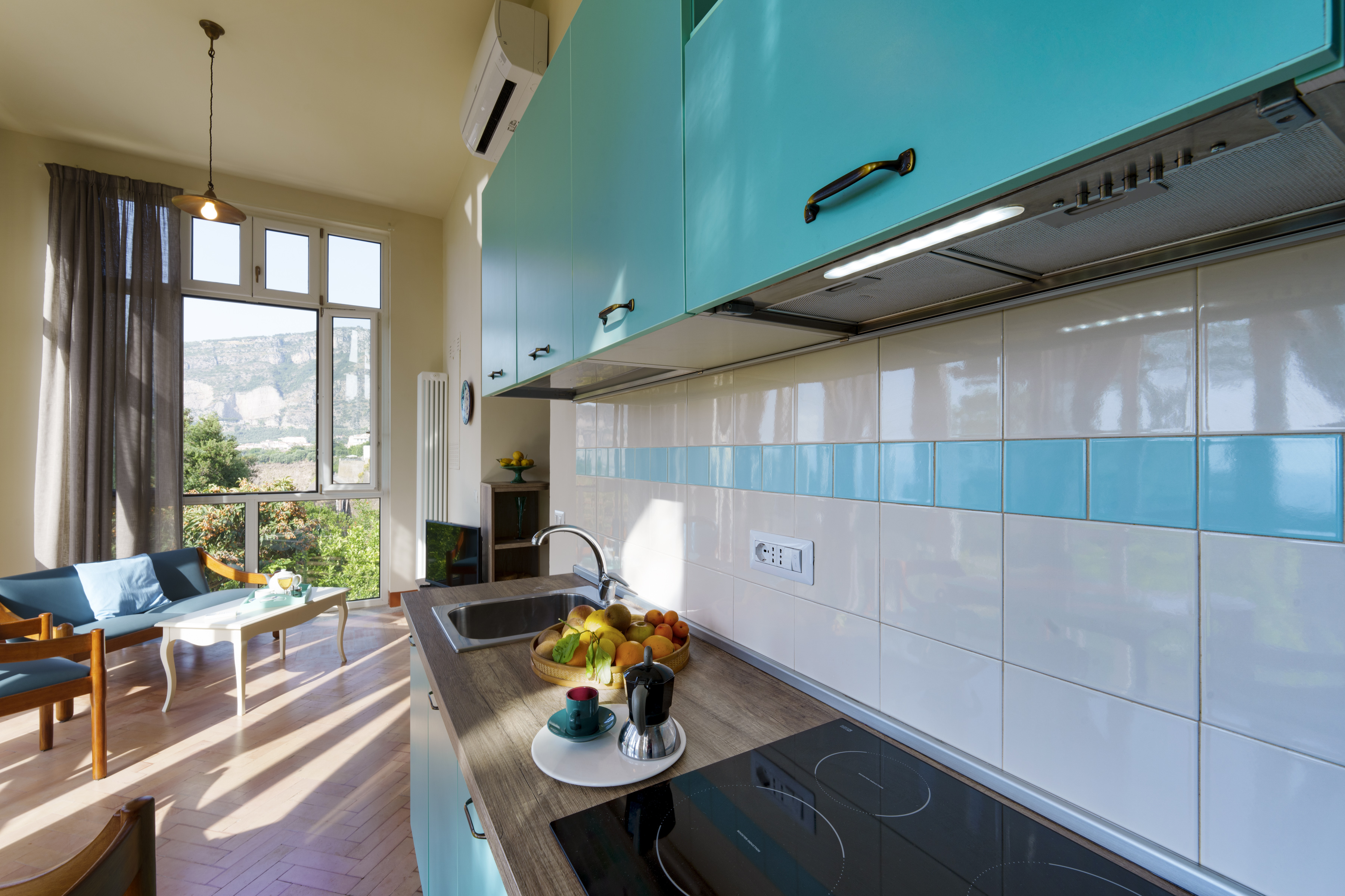 La Veranda  Alloggio situato al primo piano, panoramico di mq.56, ideale per 2 o 3 persone. Vi si accede tramite scala di 24 gradini.  Ampia camera da letto: letto matrimoniale (su richiesta divisibile in due letti singoli), letto singolo, armadio.  