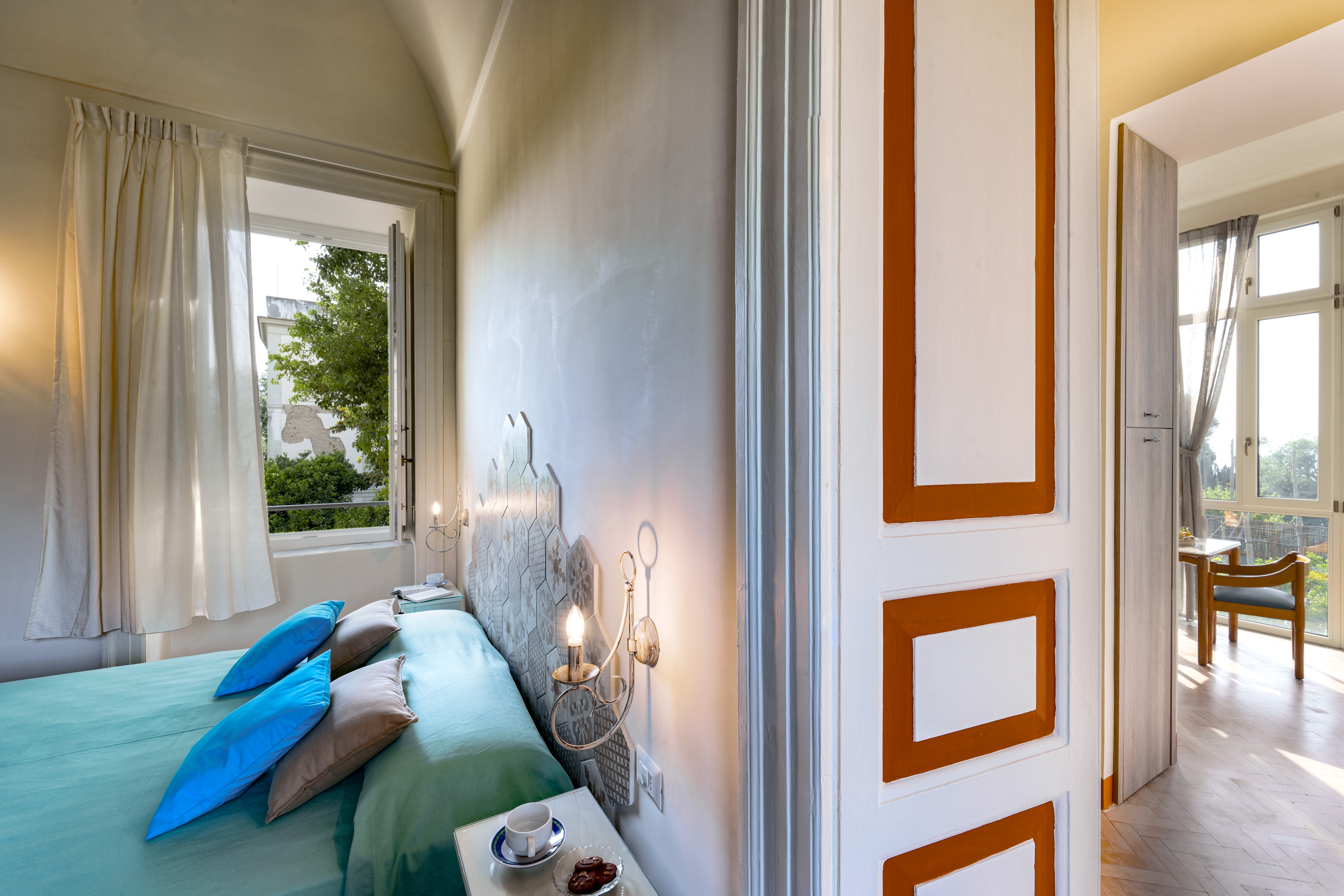 La Veranda  Alloggio situato al primo piano, panoramico di mq.56, ideale per 2 o 3 persone. Vi si accede tramite scala di 24 gradini.  Ampia camera da letto: letto matrimoniale (su richiesta divisibile in due letti singoli), letto singolo, armadio.  