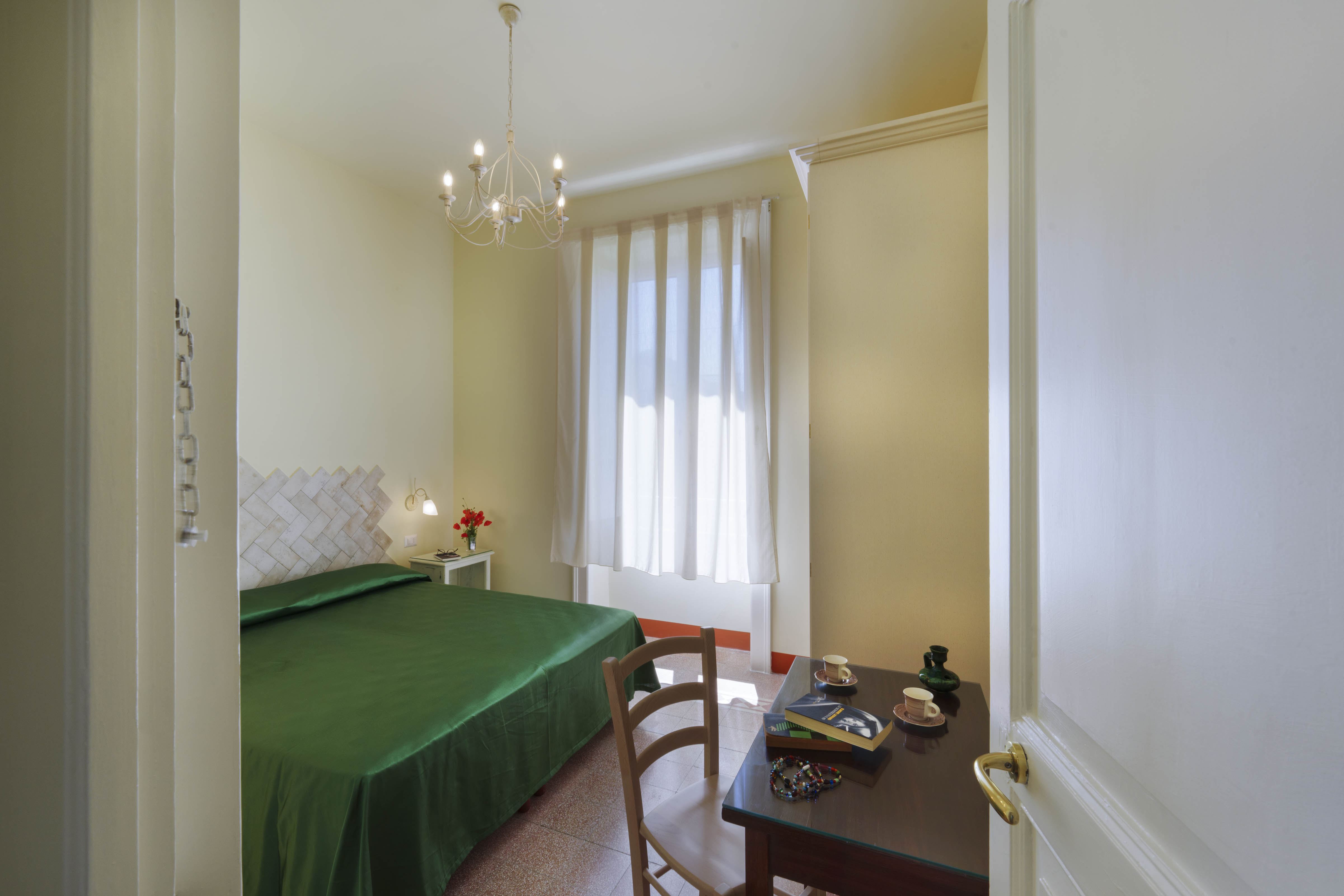 Il Terrazzino  Alloggio situato al secondo piano di mq. 106 molto panoramico, con spettacolare terrazzo di mq. 17, ideale per 5 persone. Vi si accede tramite scala di 47 gradini.  Ampio e luminoso ingresso con divano e postazione smart working.  Spaz