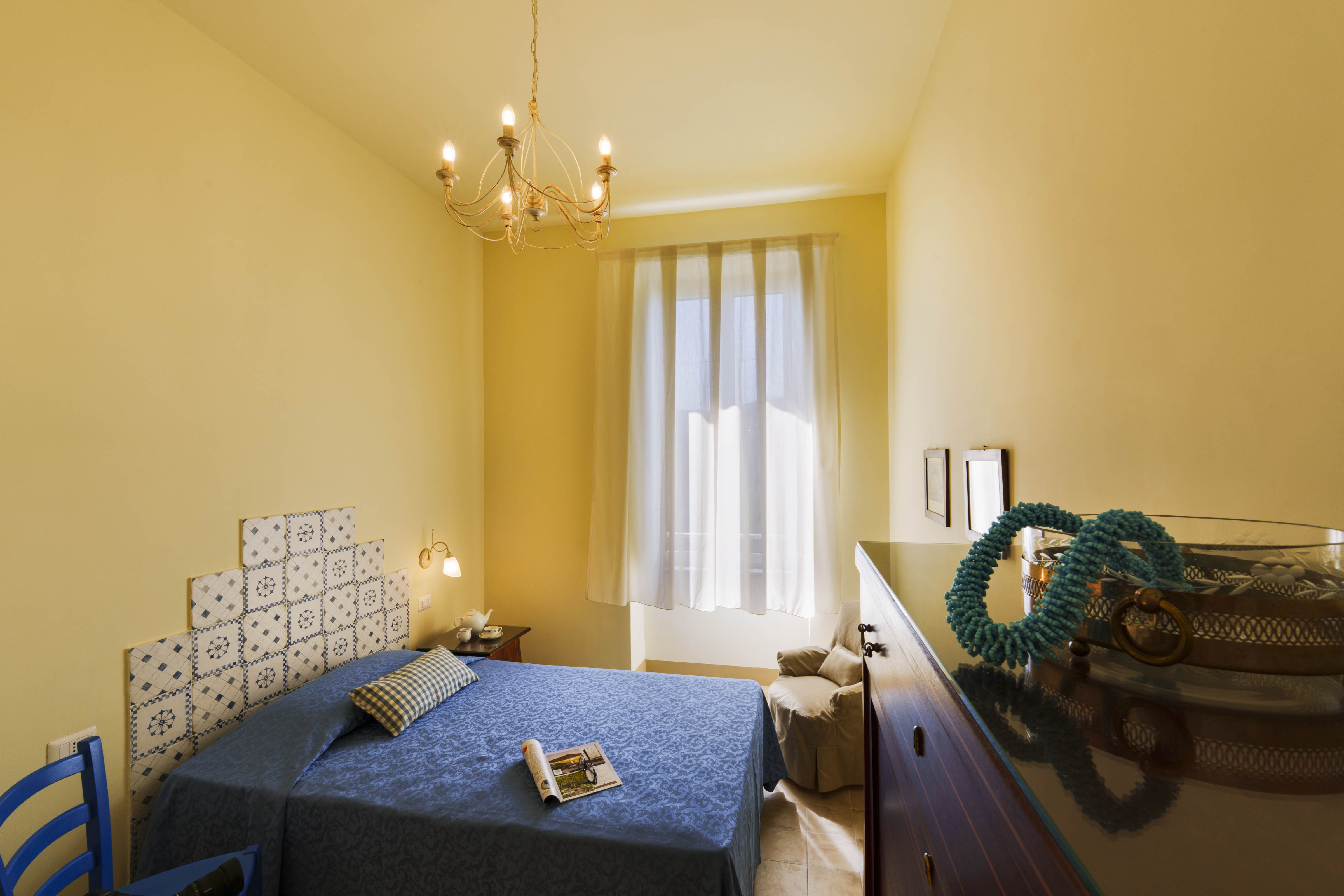 Il Terrazzino Villa Preziosa Alloggio situato al secondo piano di mq. 106 molto panoramico, con spettacolare terrazzo di mq. 17, ideale per 5 persone. Vi si accede tramite scala di 47 gradini.  Ampio e luminoso ingresso con divano e postazione smart 