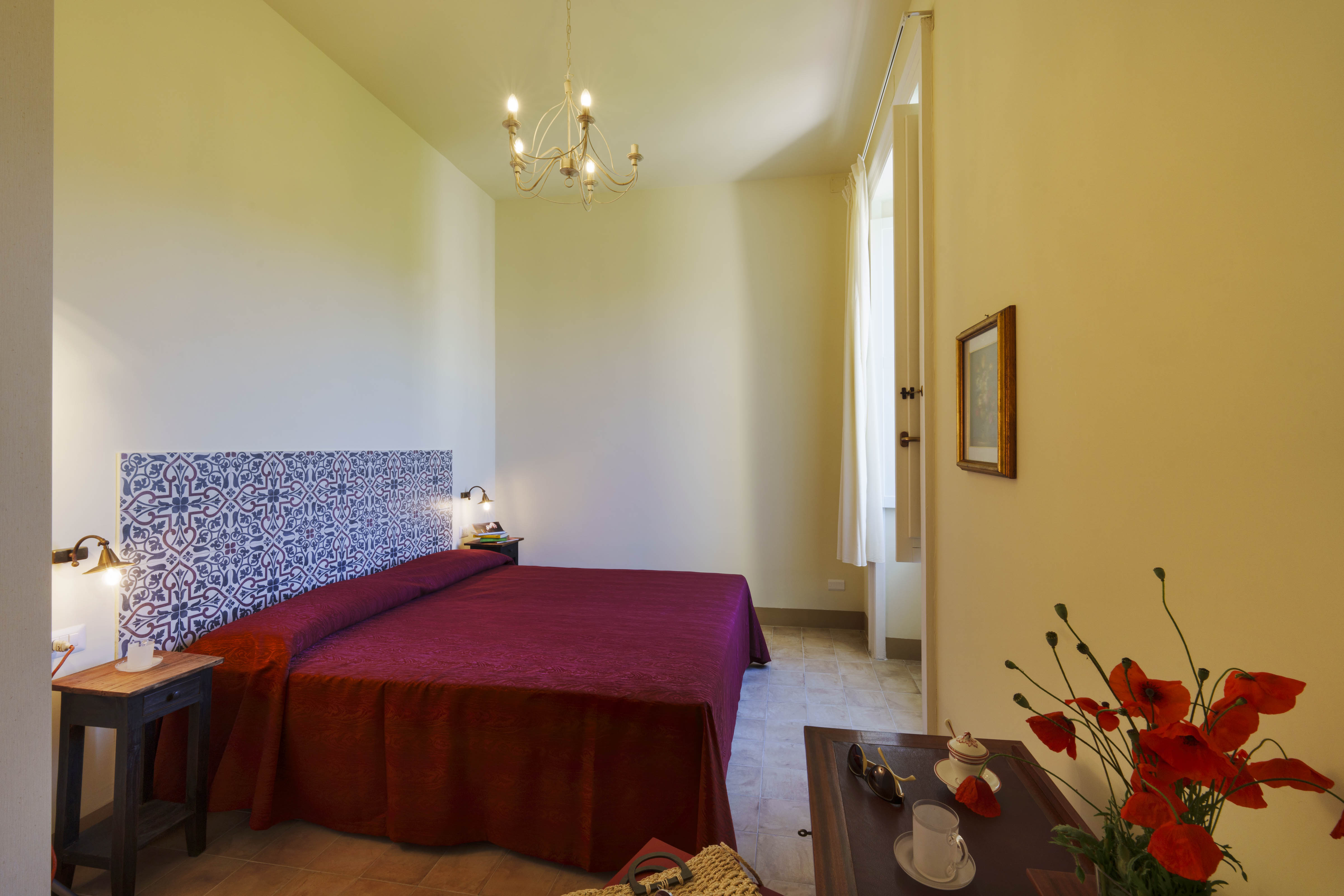 Il Terrazzino  Alloggio situato al secondo piano di mq. 106 molto panoramico, con spettacolare terrazzo di mq. 17, ideale per 5 persone. Vi si accede tramite scala di 47 gradini.  Ampio e luminoso ingresso con divano e postazione smart working. 