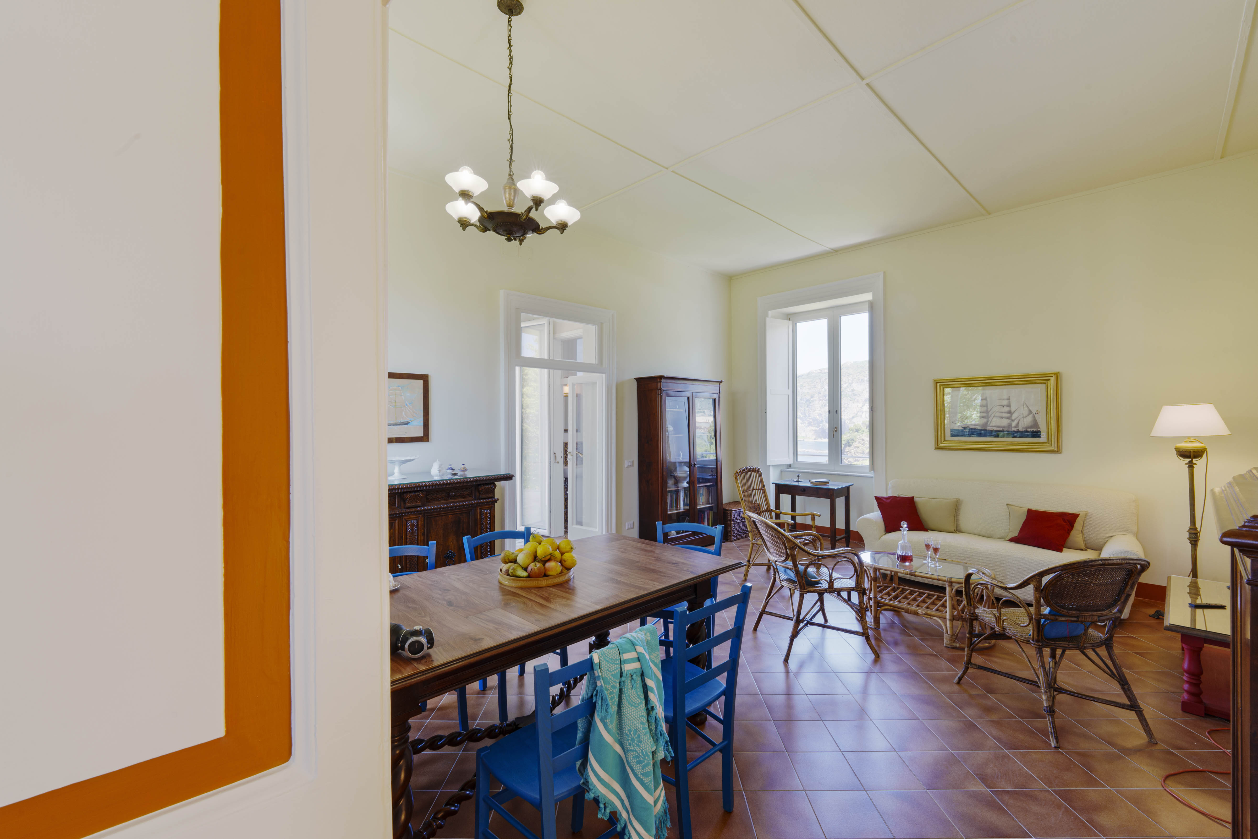 Il Terrazzino Villa Preziosa Alloggio situato al secondo piano di mq. 106 molto panoramico, con spettacolare terrazzo di mq. 17, ideale per 5 persone. Vi si accede tramite scala di 47 gradini. Ampio e luminoso ingresso con divano e postazione smart w