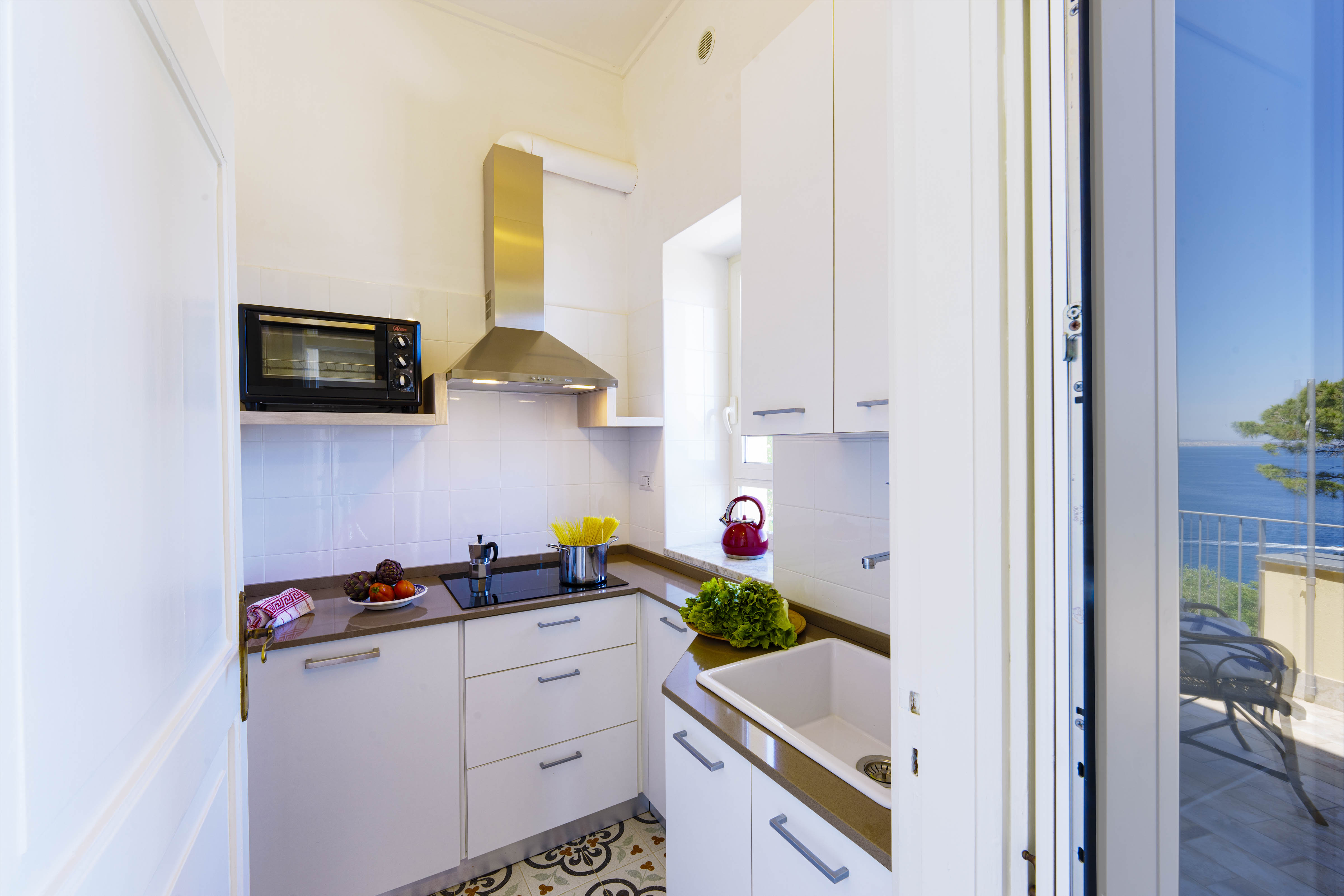 Il Terrazzino Villa Preziosa Alloggio situato al secondo piano di mq. 106 molto panoramico, con spettacolare terrazzo di mq. 17, ideale per 5 persone. Vi si accede tramite scala di 47 gradini. Ampio e luminoso ingresso con divano e postazione smart w