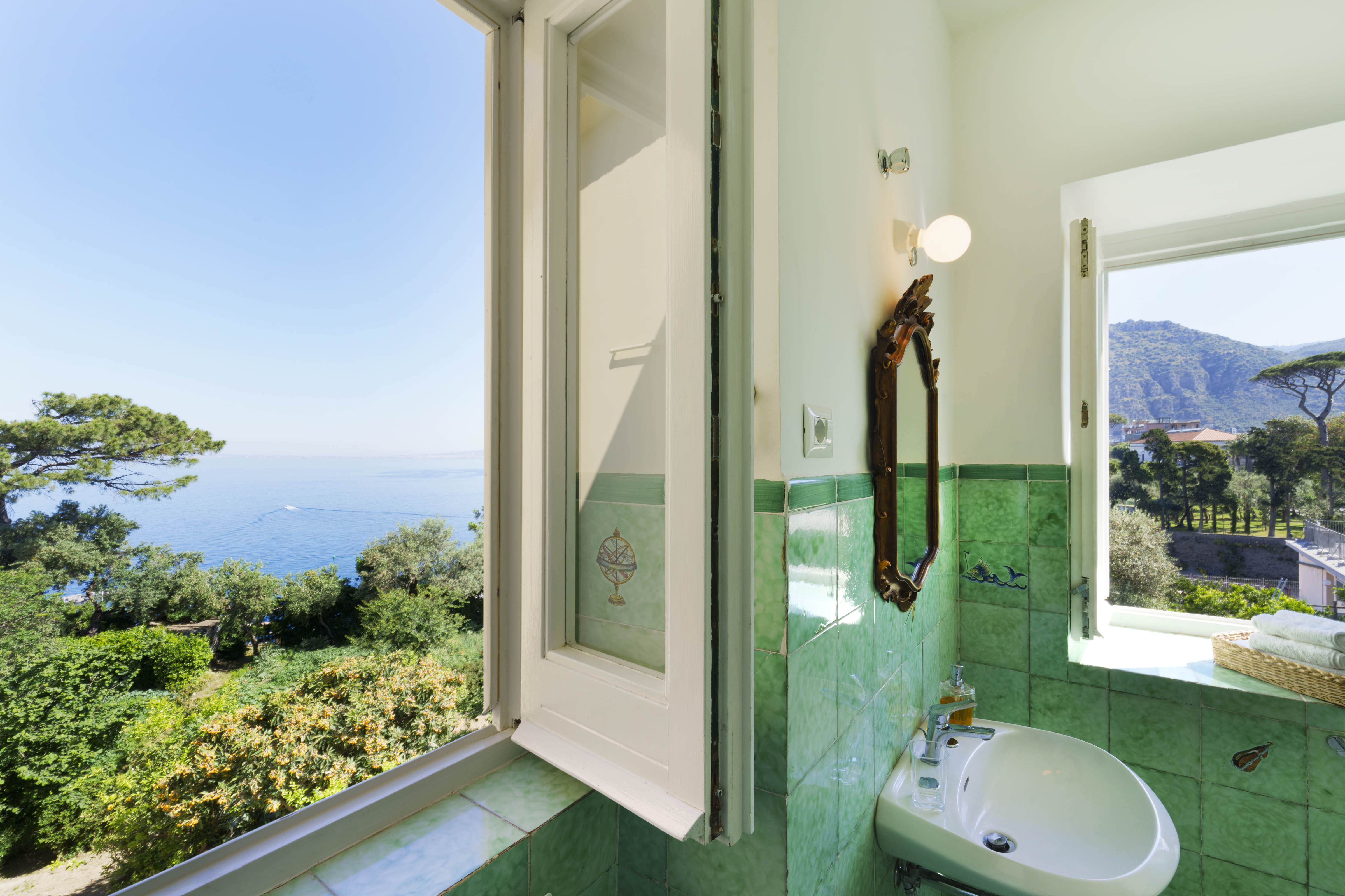 Il Terrazzino Villa Preziosa Alloggio situato al secondo piano di mq. 106 molto panoramico, con spettacolare terrazzo di mq. 17, ideale per 5 persone. Vi si accede tramite scala di 47 gradini. Ampio e luminoso ingresso con divano e postazione smart w